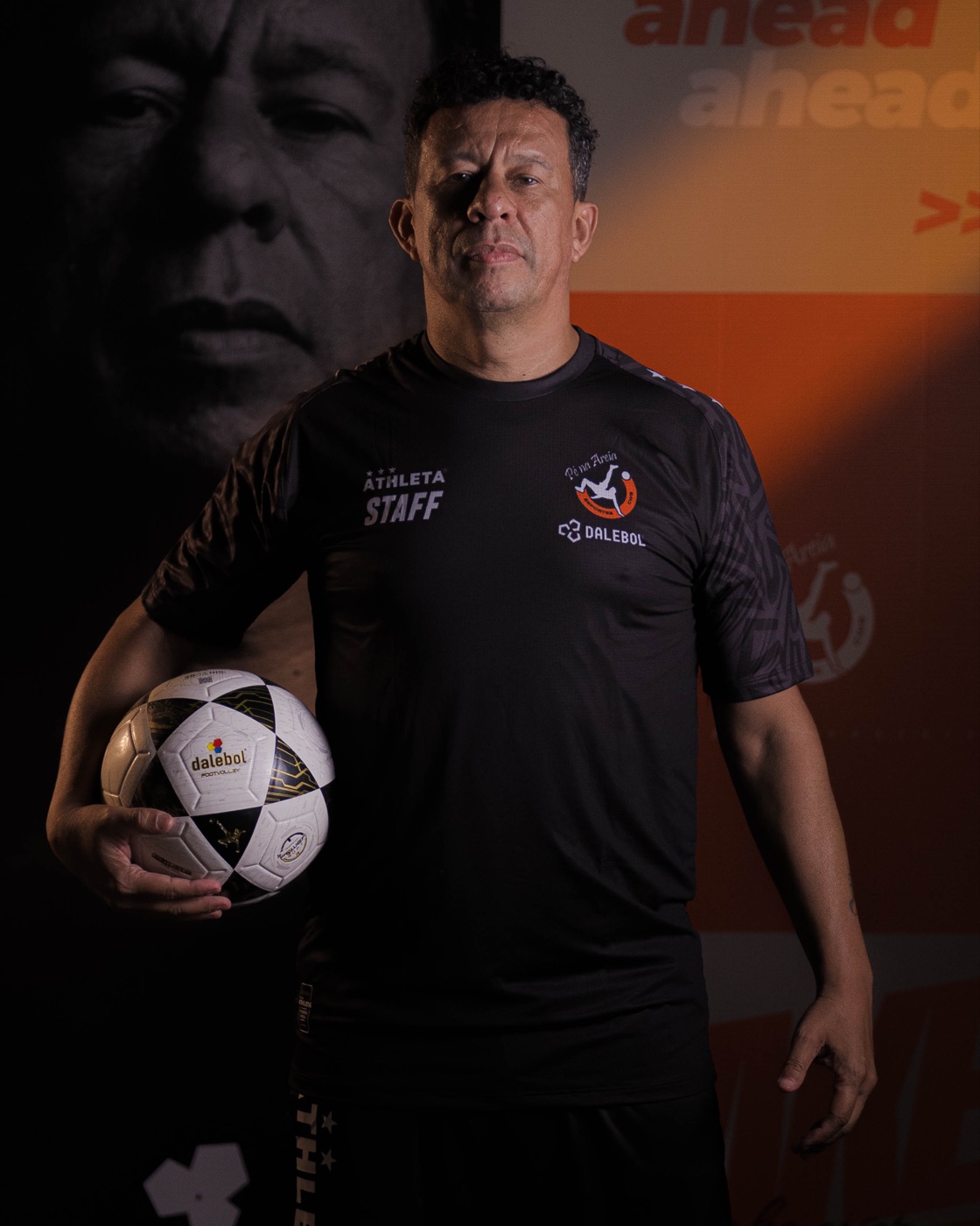 Atleta em ação numa partida de futevôlei
